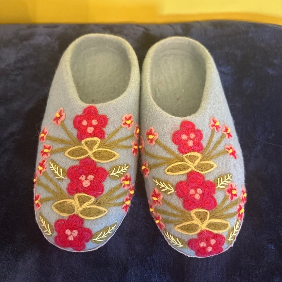 French Knot Shoes - Brand New! French Knot Lindsay Mason “Secret Garden” 100% Wool Slippers Large